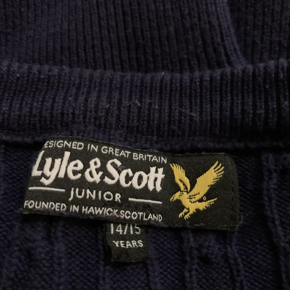 Snygg mörkblå Lyle & Scott stickad tröja i stl 14-15 år. Den är knappt använd. Passar mig som är 165cm lång. Inköpt på Kids new brandstore.. Stickat.