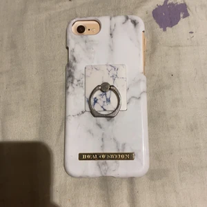 IPhone 7 mobilskal - Ett Ideal of Sweden marmor skal med en pop stocket på.