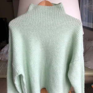 Stickad minfärgad tröja - PGA OSERIÖS KÖPARE ÄR D FÖRST T KVARN