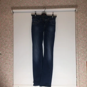 Bootcut Jenas  - Bootcut jenas med fina detaljer. 