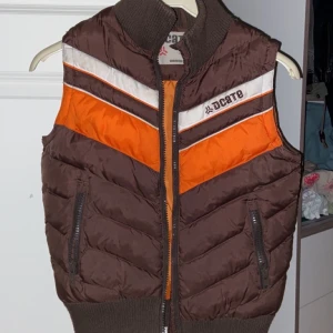 Så cool och fin väst - Köpt second hand men är i toppenskick! Använd 2ggr av mig. Passar en XS-S