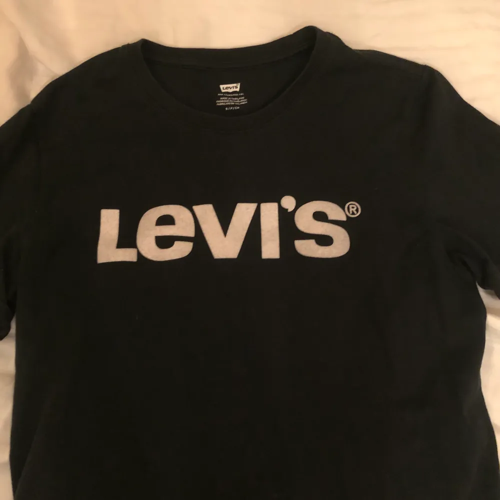 Svart Levi's tshirt, strl S. Sparsamt använt, köpt i Levi's egen butik. Ursprungspris ca 300 kr. T-shirts.