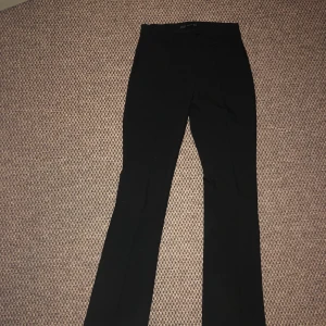Svarta långa kostymbyxor - Jätte fina svarta kostymbyxor som dessutom är väldigt långa vilket är så snyggt🤩🤩 har tyvärr blivit lite tajta på mig