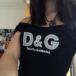 Dolce & gabbana tshirt  - Jätteskön o snygg T-shirt från dolce&gabbana. Funkar att ha som både off shoulder och ej. Den är väldigt stretchig, funkar på mig som är S men tror den funkar för s-m! Framgår inte i bilden men texten är silver/glittrig. Skriv gärna privat för fler bilder!