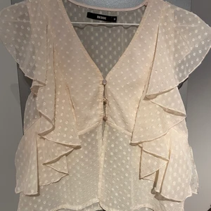 Blus  - Tunn creamfärgad blus från Bikbok. Använd två gånger. Säljer den för att den är för liten.