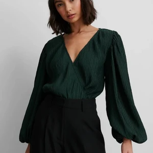 Grön bodysuit  - En fin och bekväm body som tyvärr aldrig kommer till användning. Endast använd 1 gång😇 (pris kan diskuteras)