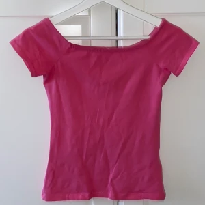 Offshoulder tröja - offshoulder tröja använd 2 gånger, annars är den jättefin och jättesöt 