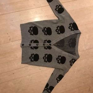 Döskallekofta - Jättesnygg och cool kofta som tyvärr är för stor för mig som är en xs/s i tröjor. Den är i strl M men ganska stor i storleken. Buda från 150, budgivning avslutas den 10 januari.