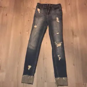 Jeans från Hollister storlek W 23 L30 modell high rise super skinny vintage stretch. Kan frakta och då står köparen för kostnaden :))