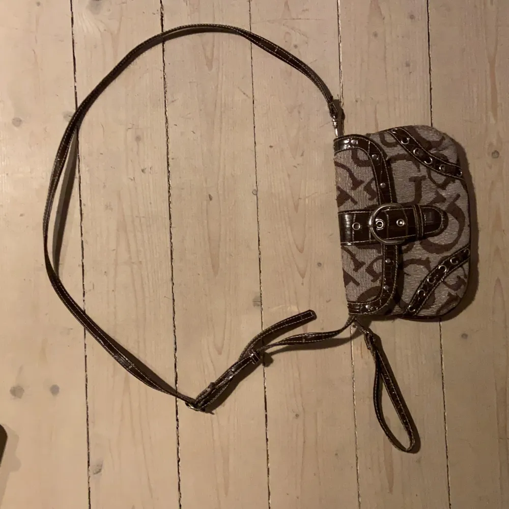 Så snygg handväska från Guess (köpt second hand så vet ej om den är äkta). Har crossbody-band men man kan vika in som på första bilden för att göra den till axelväska. Älskar denna men används aldrig😩💔. Väskor.