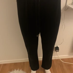 Mjukisbyxor från gina - Svarta mjukisbyxor från Gina tricot. Jättesköna och fint skick. Korta för mig som är 173 cm. Personen på bilden är 174 cm. Köparen står för frakten🥰