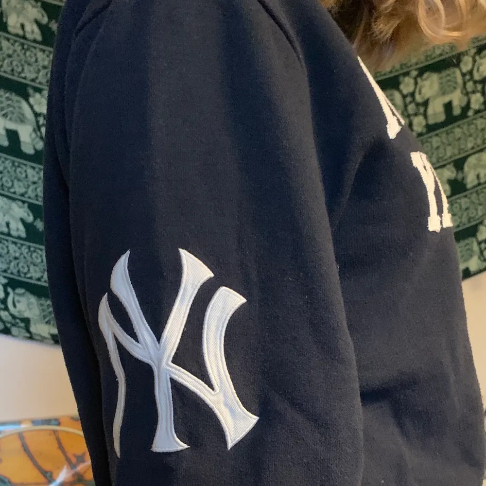 Jättesnygg New York Yankees tröja som tyvärr inte används. Den är använd och lite noppig men har annars inga defekter.❣️. Tröjor & Koftor.