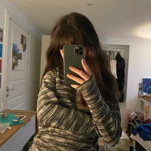 tjocktröja  - svart-grå-vit tjocktröja. väldigt bekväm och mysig. 