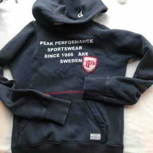 Hoodie peak performance  - Äldre modell lite sliten. Står S tror jag¿ skulle säga att den sitter som en xs. Fri frakt, möts ej ! 🌸