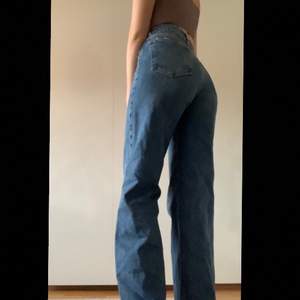 Ett par skit snygga baggy jeans som jag tyvärr inte använder så mycket. Köpte dessa jeans för ett år sedan från Gina Tricot men nu har tagits bort. Dem är långa i modellen och går ner till fötterna. Knappt använda och i mycket bra skick! Kan frakta eller mötas upp i centrala Stockholm! Jeans från Gina Tricot kostar 600 säljer dessa för 390kr plus frakt. Kontakta mig om ni har några frågor❤️ 