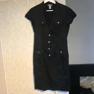 Klänning från hm - Söt svart klänning med knappar. Köpare står för frakt 🥰 Möts ej upp! 