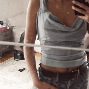 turkos topp - Ljusblå/turkos topp jag gjort om från en cardigan, så söt till sommarkvällen. Uppskattar till storlek small. Frakt +63kr