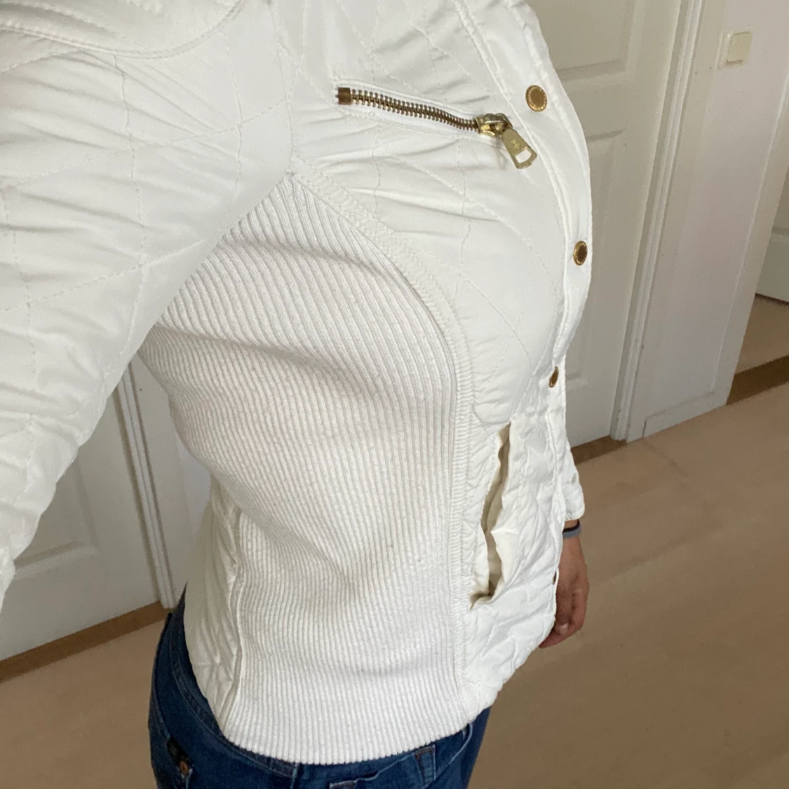 vit vår/höst jacka med gulddetaljer  - 91