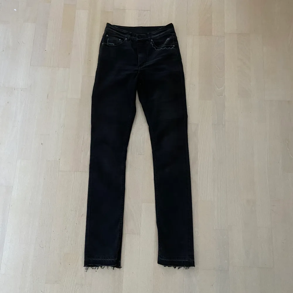 svarta slim fit jeans från cheap monday, fin detalj med slits på insidan av jeansen, jag har dekorerat de lite med små vita detaljer vid framfickorna och bakfickorna, de är high waist, W27L32, jag är 173 lång. Jeans & Byxor.