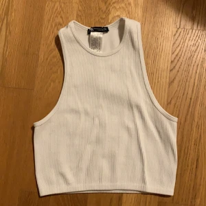 Vitt linne - Croppat linne i vitt från Zara. Använt fåtal gånger och säljer då det är för litet för mig. I storlek Xs. Buda i kommentarerna exklusive frakt. Högsta bud 70 kr. Avslutas måndag 4/1 klockan 18:00