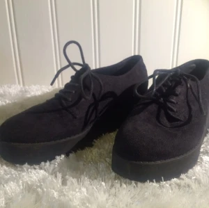  - Låga platåskor som jag inte använt speciellt mycket då de var lite stora på mig. Mockaimitation, nypris 299:-. Hör av er om ni har några frågor! 😊