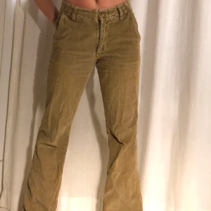 Utsvängda manchesterbyxor✨ - Superfina utsvängda manchesterbyxor i brunt/beiget. Från peak performance, i fin kvalité. 70 cm i midjan och passar mig som är 160cm lång💖