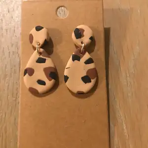 Handgjorda öronhänge i leopard