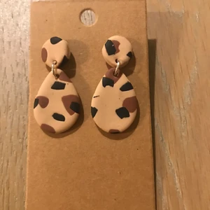 Öronhänge  - Handgjorda öronhänge i leopard