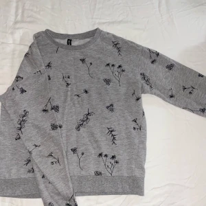 Tröja från H&M i storlek XS - En tröja från H&M som är i bra sikt, den är använd ett par gånger men ser ut som ny. Passar från XS till M