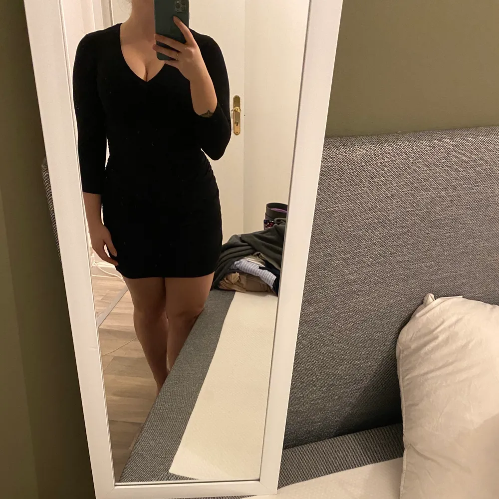 Hello, I have a black mini dress for sale. The dress has a size XS on the label, but I think it looks good on S too.  The dress is wrinkled so you can hide imperfections. I want to spend the money from the sale on animal feed for the shelter.. Klänningar.