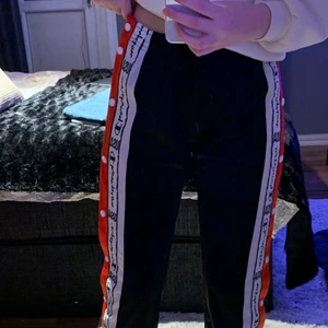 Champion Popper Pants  - Storlek XS. Mycket fint skick då dom är sparsamt använda. Ordinarie pris 350kr. Bud börjar på 150 vid stort intresse, buda över med minst 15kr. Betalning via swish. Köparen står för frakt.