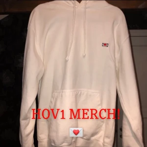 HOV1 MERCH! - Hov1’s Kärleksbrev Hoodie 💌 Använd endast ca 3 gånger så i väldigt bra skick! Nypris - 600kr.                         Säljes för 350:- +frakt, eller högst budande (bud i kommentarerna) <3