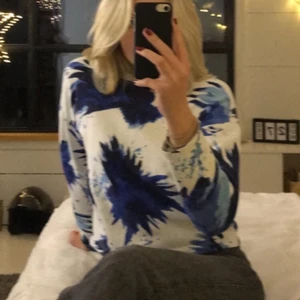 Cool tröja med ficka - En vit och blå sweatshirtliknande tröja från Monki. Det finns en diskret ficka framtill. Använd nån gång men syns inte. Skriv för fler bilder. Buda med minst 10 kr höjning!💖