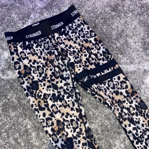 Stronger tights - Intressekoll på mina tights från Stronger, bara använda några få gånger, säljer för 500 inkl frakt då dem är i nyskick och knappt använda!