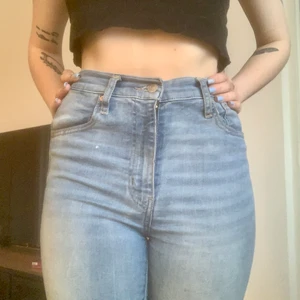 Levis jeans - Ljusblå levisjeans med mycket stretch i modellen ”Mile high super skinny”. Använda ett fåtal gånger och i fint skick. ✨ 