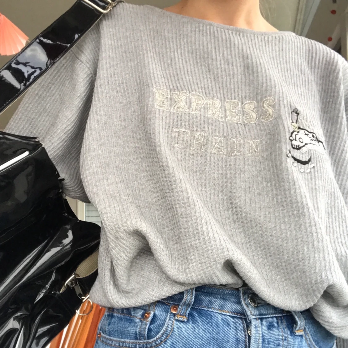 Gosig stickad tröja med fint broderitryck!!