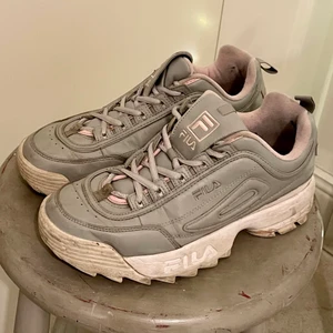 Fila disruptor rosa/grå - Fila disruptor grå/rosa i storlek 38, inköpta för ca 600kr. Levereras i orginalkartong. Spårbar frakt kostar 66kr!💞