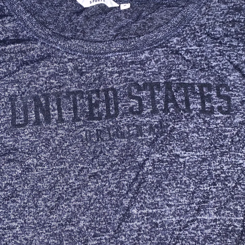 Säljer en United states tröja, använt ett få antal gånger, materialet är extremt skönt och tröjan är väldigt gosig, perfekt för dig som söker en bekväm tröja, finns på gröna linjen, tar emot Swish & kontanter :). Tröjor & Koftor.