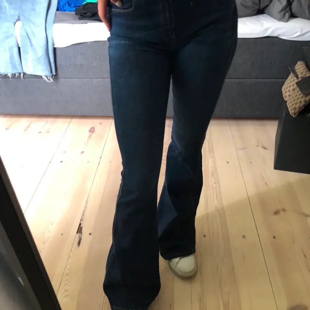 Dessa fina dr denim jeans är aldrig använda och därför i mycket fint skick. De är väldigt långa (på mig som är 1,60 går de ända ner till marken när jag står på tå, om det hjälper haha), köpare står för frakt, kontakta för fler bilder eller frågor. Jeans & Byxor.