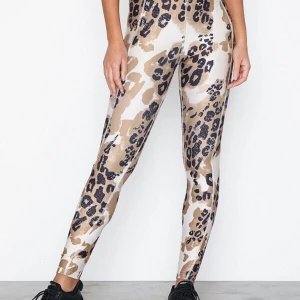 Träningstights från Only Play - Aldrig använda (lappen kvar!) tränings tights från Only Play! Så skönt material och superfint leopardmönster! Nypris ligger på 399 kr!