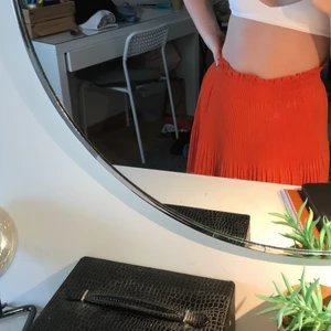 Orange kjol - Orange kjol. Kjolen är i storleken M. Kjolen är dubbla tyg! Väldigt skön. Och nästan oanvänd!