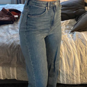 High waist byxor  - Ett par snygga high waist byxor från h&m, sitter bra på mig som är 164 cm 