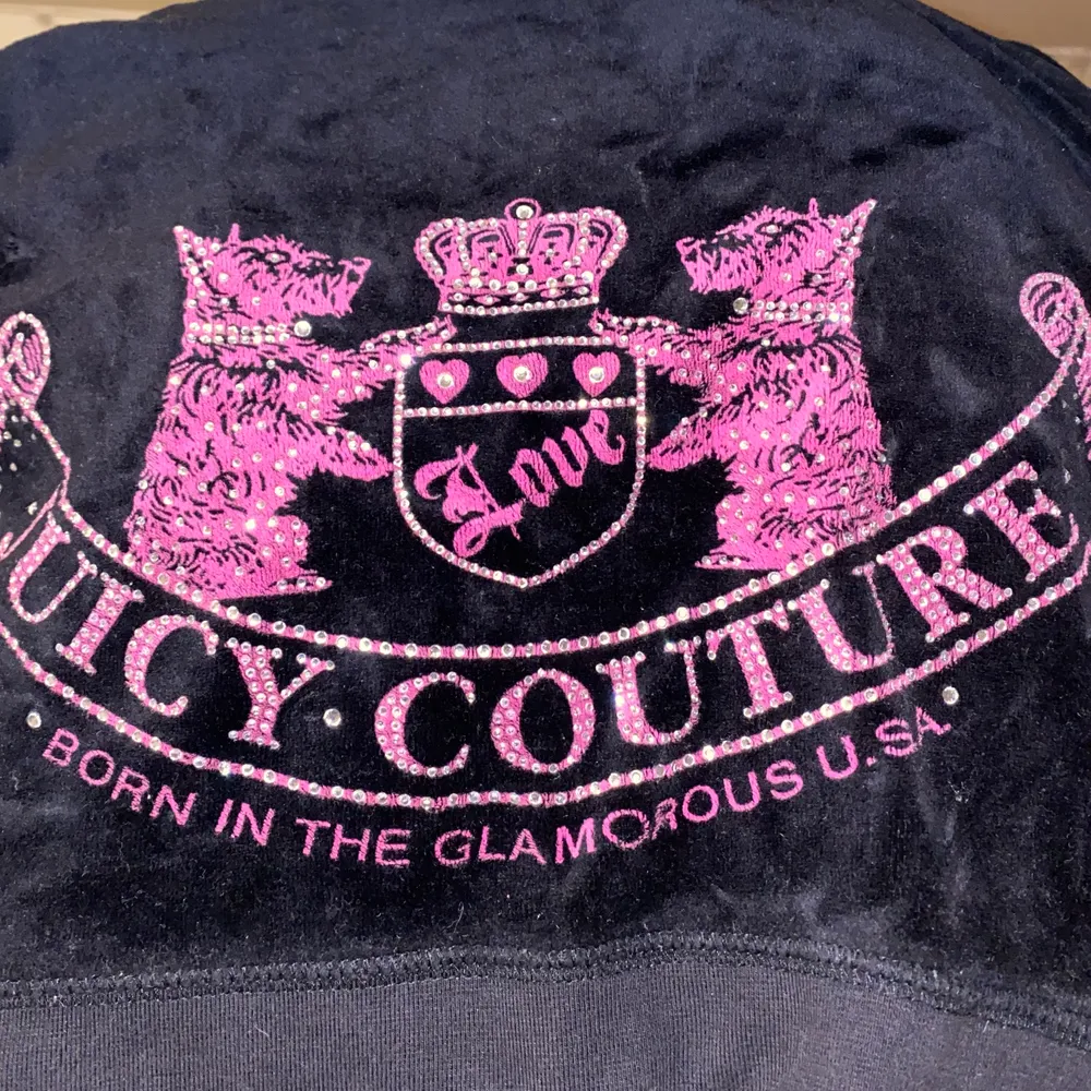 Svart juicy couture kofta i bra skick! Första bilden visar trycket där nere på baksidan. Det står att den är i strl XL men jag är vanligtvis en S och skulle säga att den passar mellan S-L beroende på hur man vill att den ska sitta!💕💕💕 lägg ett bud om du är intresserad                    HÖGSTA BUD:250kr - avslutas idag 18.00. Hoodies.