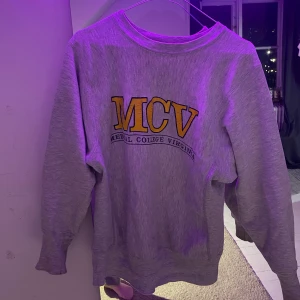 Champion sweatshirt  - Snygg champion sweatshirts köptes för ett tag sen men inte speciellt sliten. Bokstäverna har spruckigt lite men annars är de verkligen inget fel på den. Den är i storlek small och är sann i storleken. 