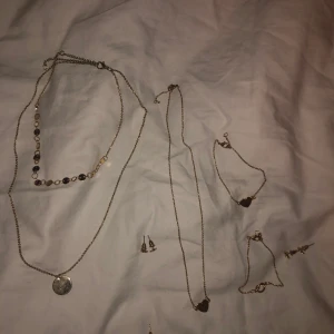 Guld smycken  - Lite guld smycken som jag säljer pga använder silver. Näst intill aldrig använda, så fint skick, bara hansbalndet till vänster har tappat lite färg vid spännet, men inget som syns. 10kr/st, pris inkl frakt kan disskuteras. ej äkta guld. 💛