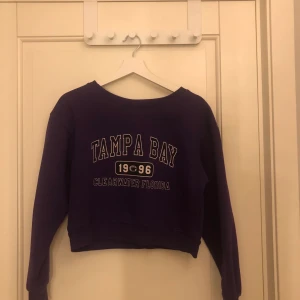 Storlek S  - Jag säljer min jätte fina sweatshirt från Bik Bok !! Har använt lite så den är som ny!! ❤️  Köparen står för frakten 