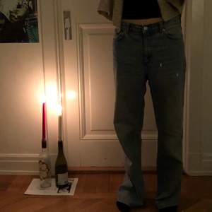 Snygga baggy Levis jeans i toppenskick. Kontakta mig vid intresse. Köparen står för frakt eller mötas på Södermalm:)