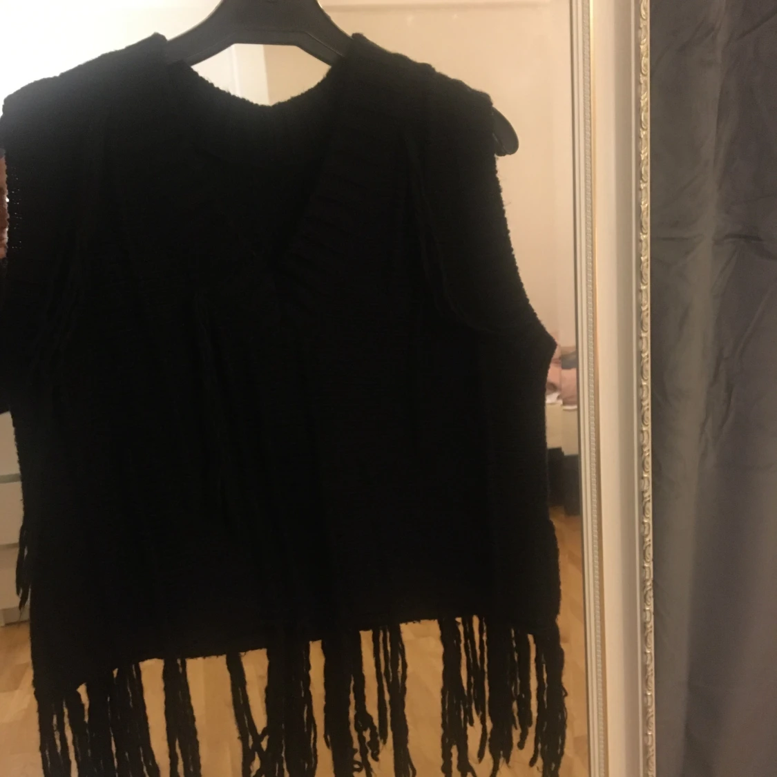 Trendig svart v ringad väst med fransar  - 90