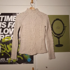 Beige stickad polotröja - Välidigt snygg tajt stickat polotröja från mango i ull. Mycket bra skick. Köparen står för frakten. Samfrakt erbjuds.