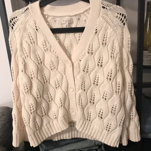 Creme knit - Perfect condition! Size medium (a little oversized). 100 sek + shipping